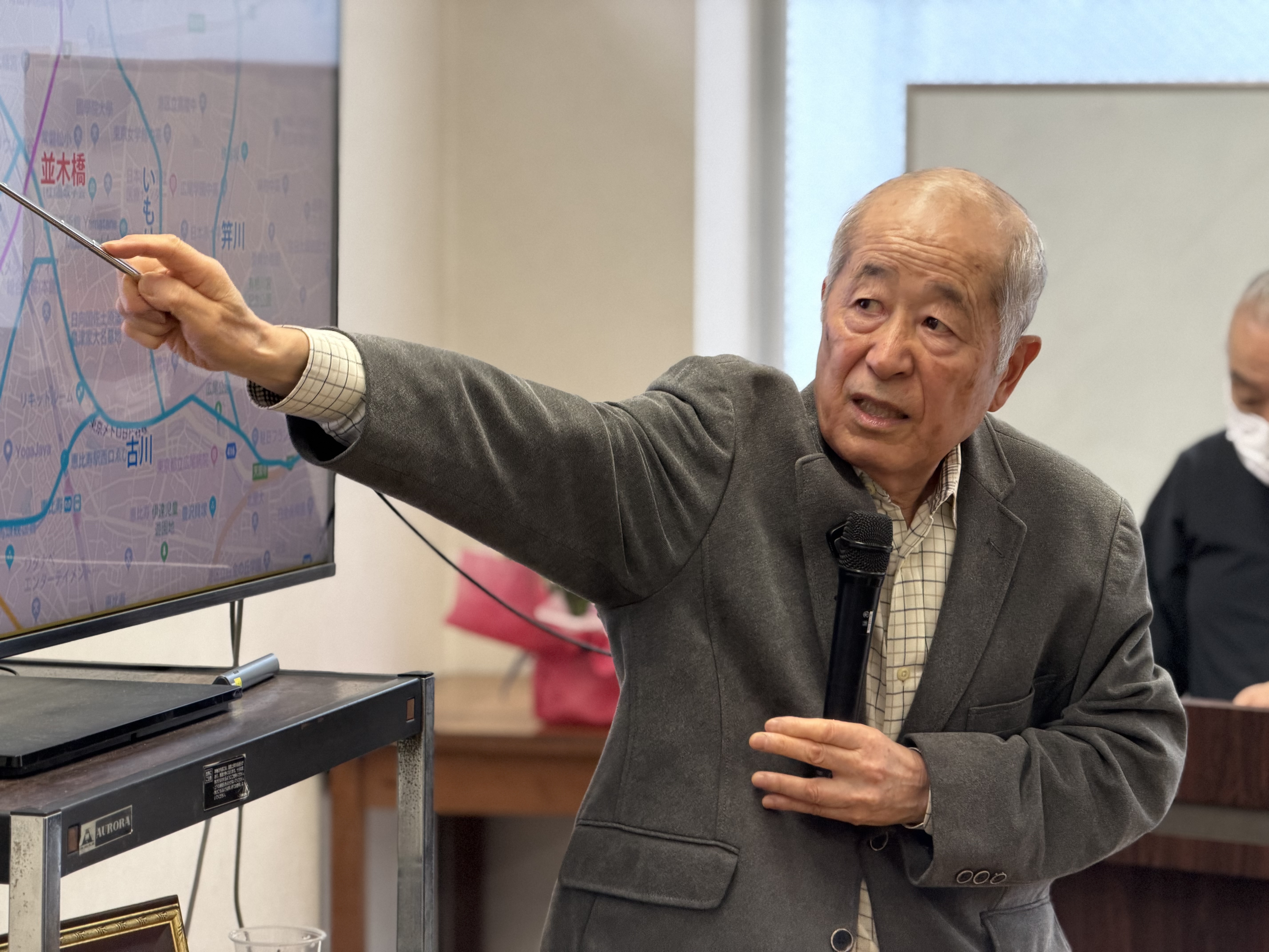 地図を指し示しながら東京の河川網を解説する笹倉信行先生