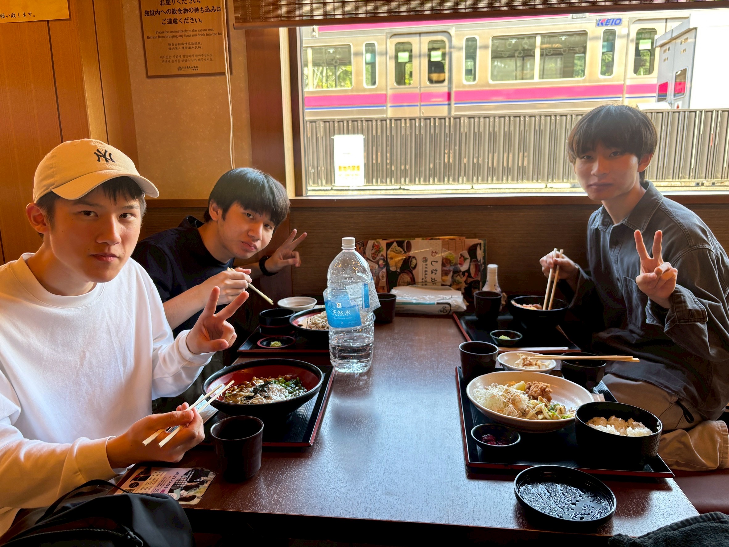 京王高尾山温泉 極楽湯で昼食を囲む寮生の様子