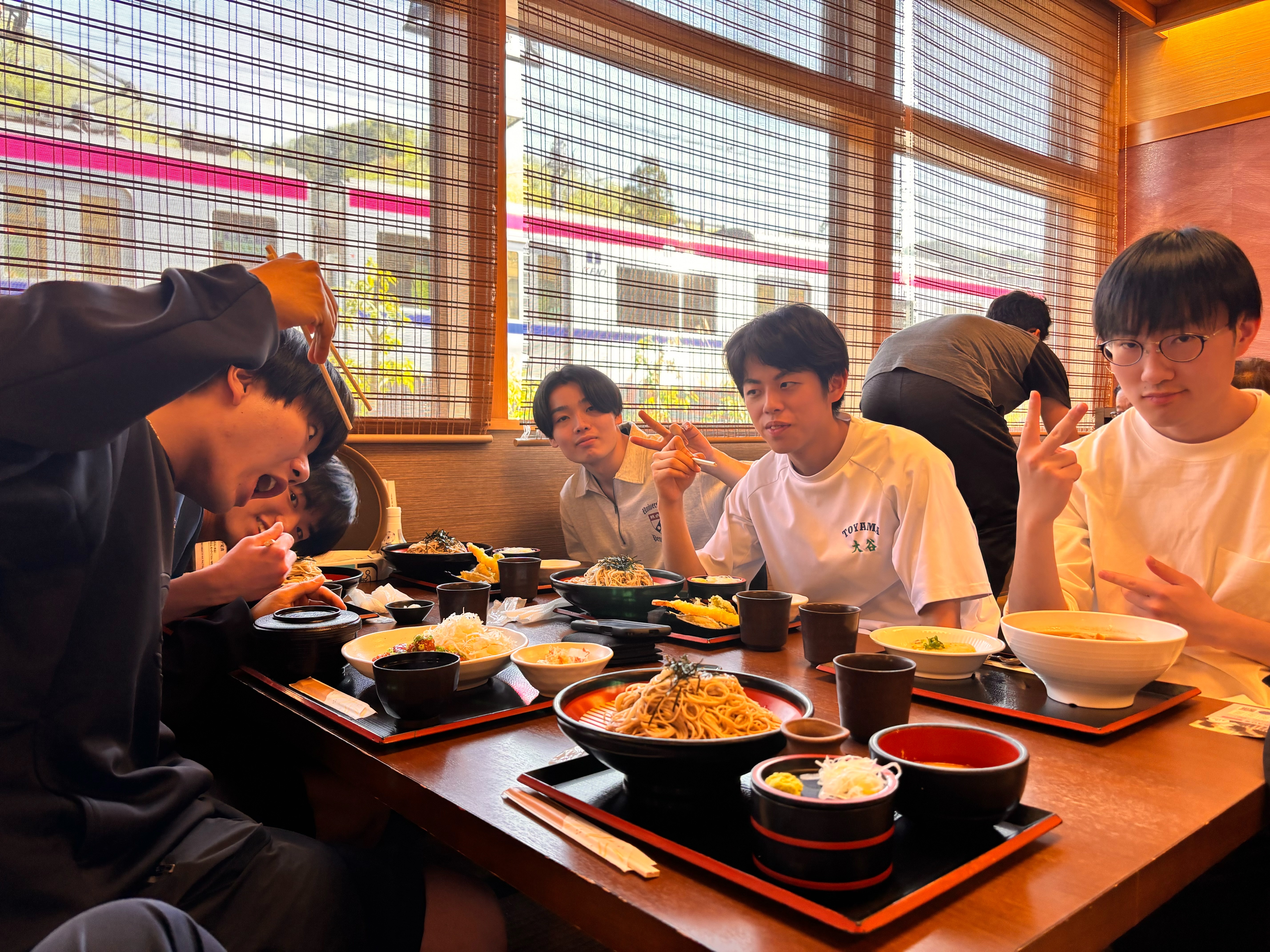 京王高尾山温泉 極楽湯で昼食をとりながら交流する寮生の様子