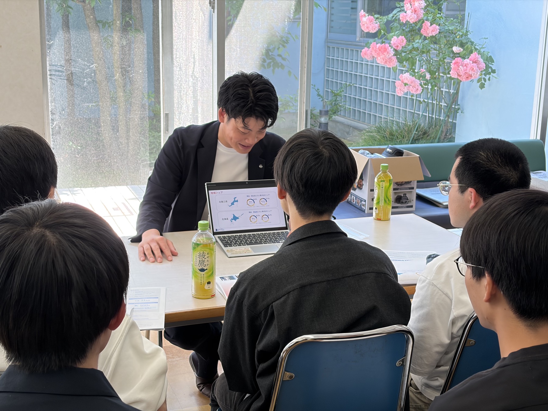 北陸銀行の担当者が資料を見せながら寮生に説明する様子
