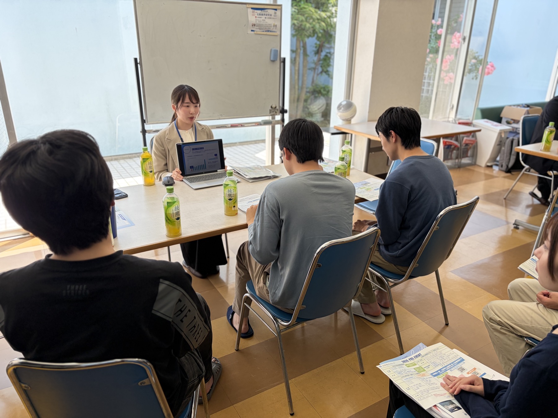北陸電力の担当者がパソコン画面を見せながらデータを説明する様子