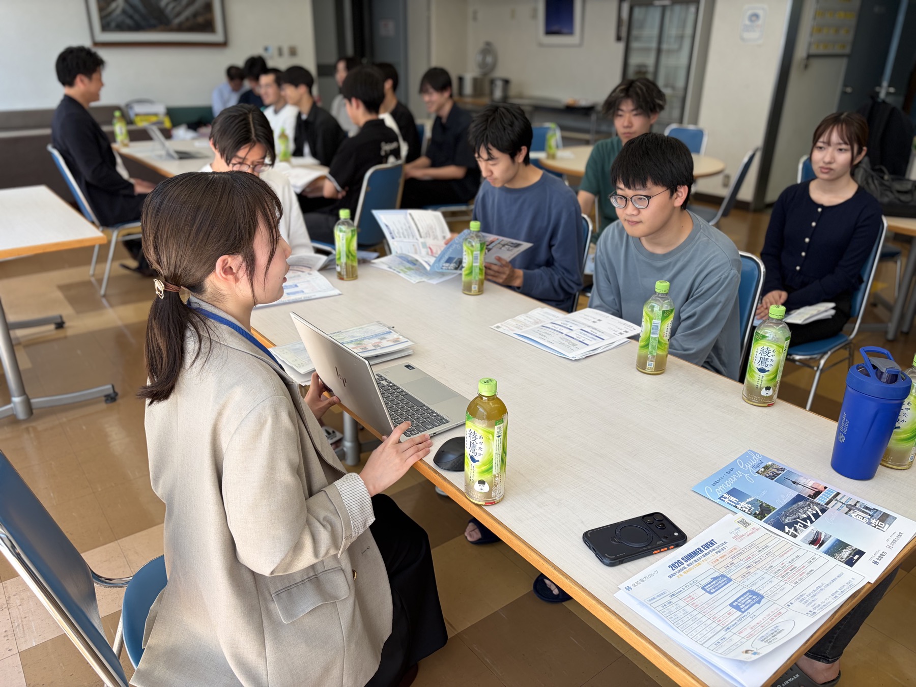 北陸電力の担当者が寮生と向き合って説明する様子