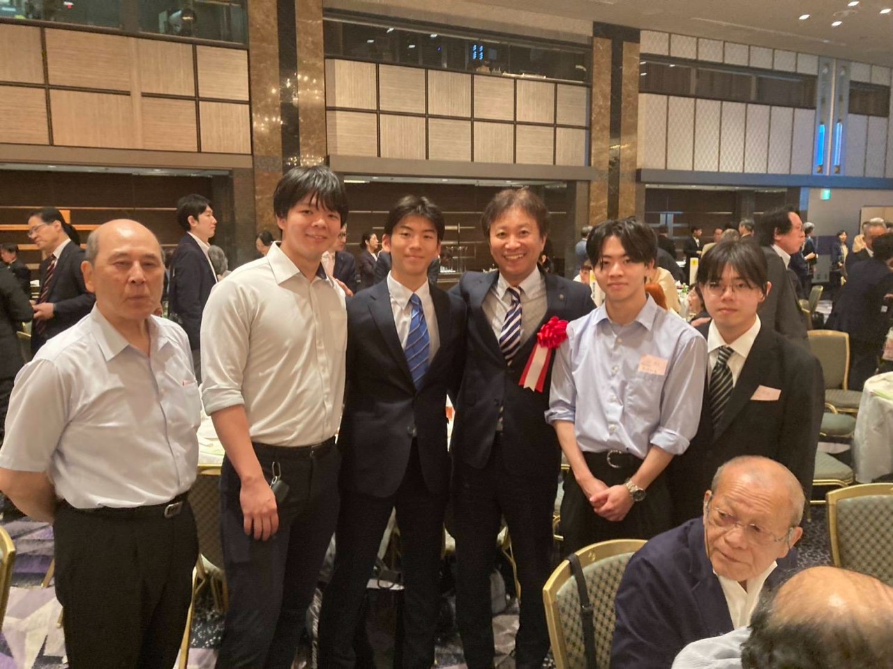 富山県学生寮OBでもある氷見市長と青雲寮の寮生が記念撮影をする様子