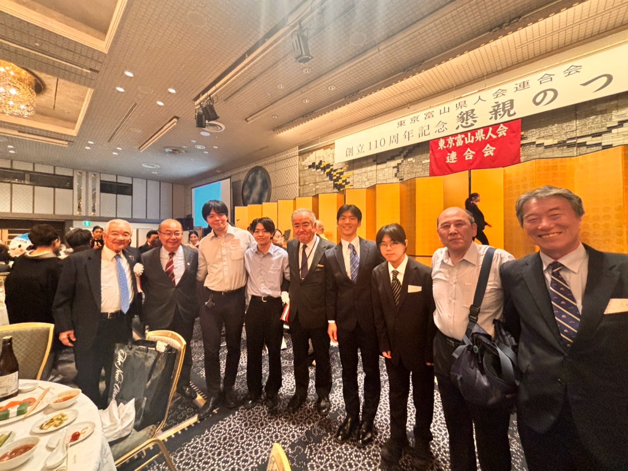 富山県知事と青雲寮の寮生が記念撮影をする様子