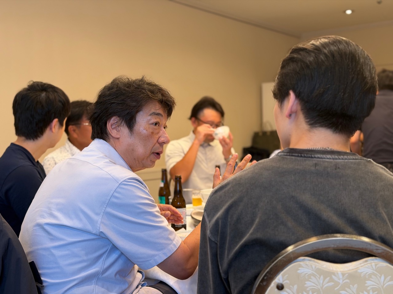 食事をしながら世代を越えて語り合う参加者