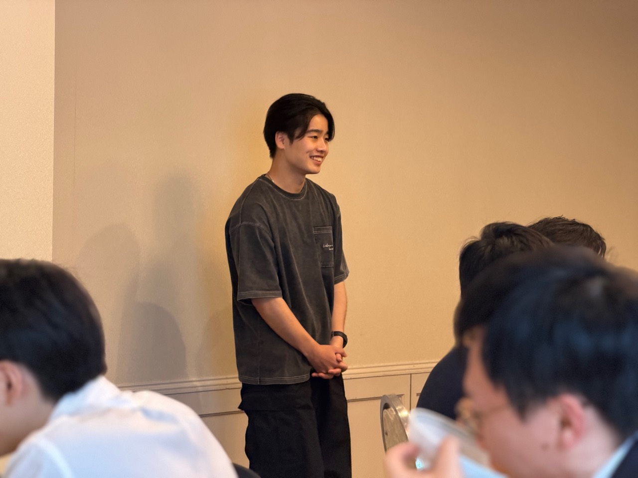 参加者の前で関心事や将来の夢を話す在寮生