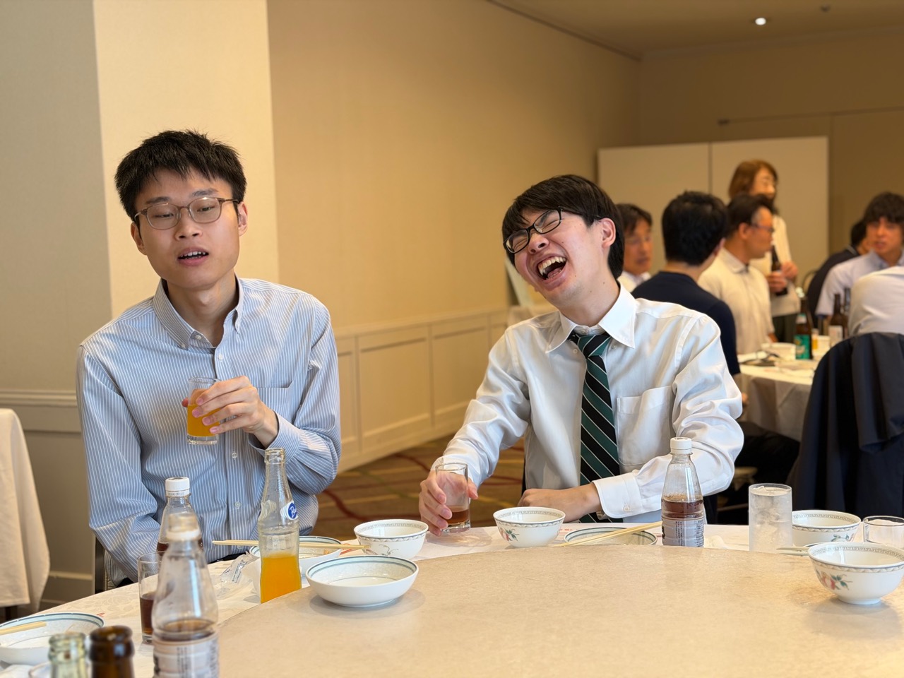食卓で笑顔を見せる在寮生と懇親会の参加者