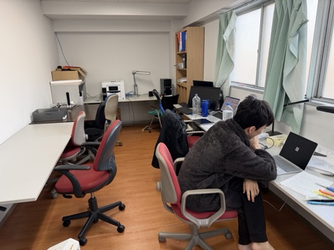 青雲寮の学習室で勉強する東京科学大学生